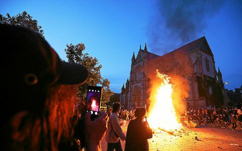 Des feux de poubelles ou de palettes sont régulièrement allumés sur la place Sainte-Anne à Rennes, comme ici, en mai 2021.