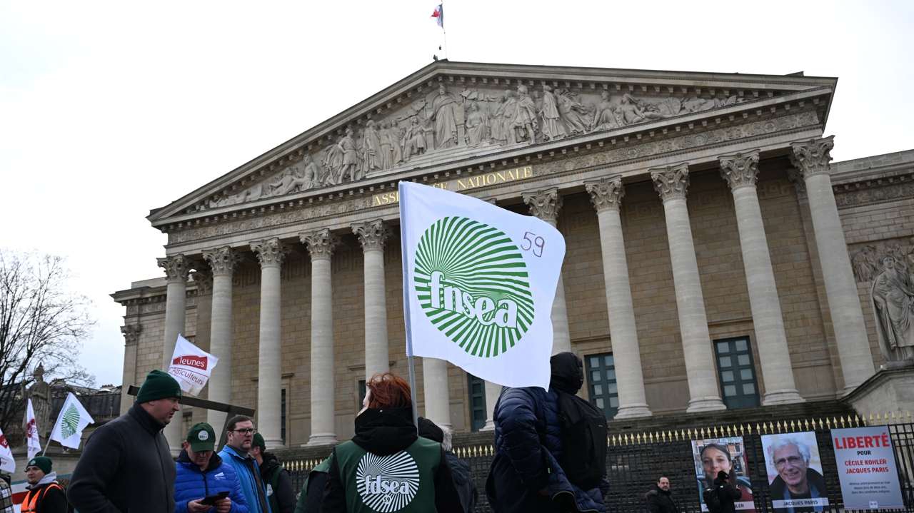 Face aux tracteurs de la FNSEA et des JA à Paris, Sébastien Lecornu annonce une "loi d’urgence agricole"