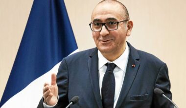 La France interdit de territoire dix militants britanniques d’extrême droite pour des actions contre des migrants