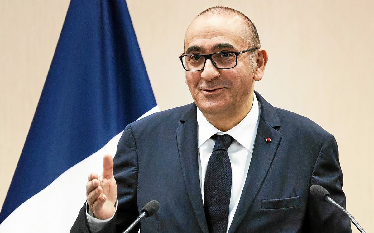 La France interdit de territoire dix militants britanniques d’extrême droite pour des actions contre des migrants