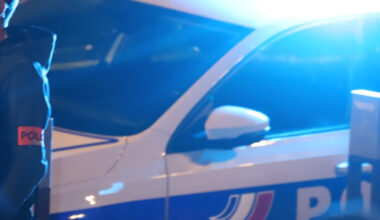 en fuite, il jette un sac bien rempli par la fenêtre, pensant pouvoir tromper les policiers