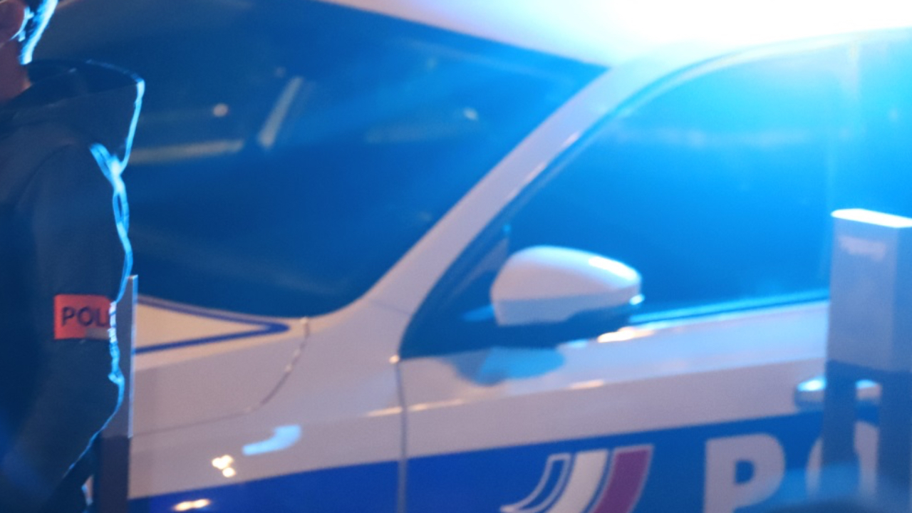 en fuite, il jette un sac bien rempli par la fenêtre, pensant pouvoir tromper les policiers