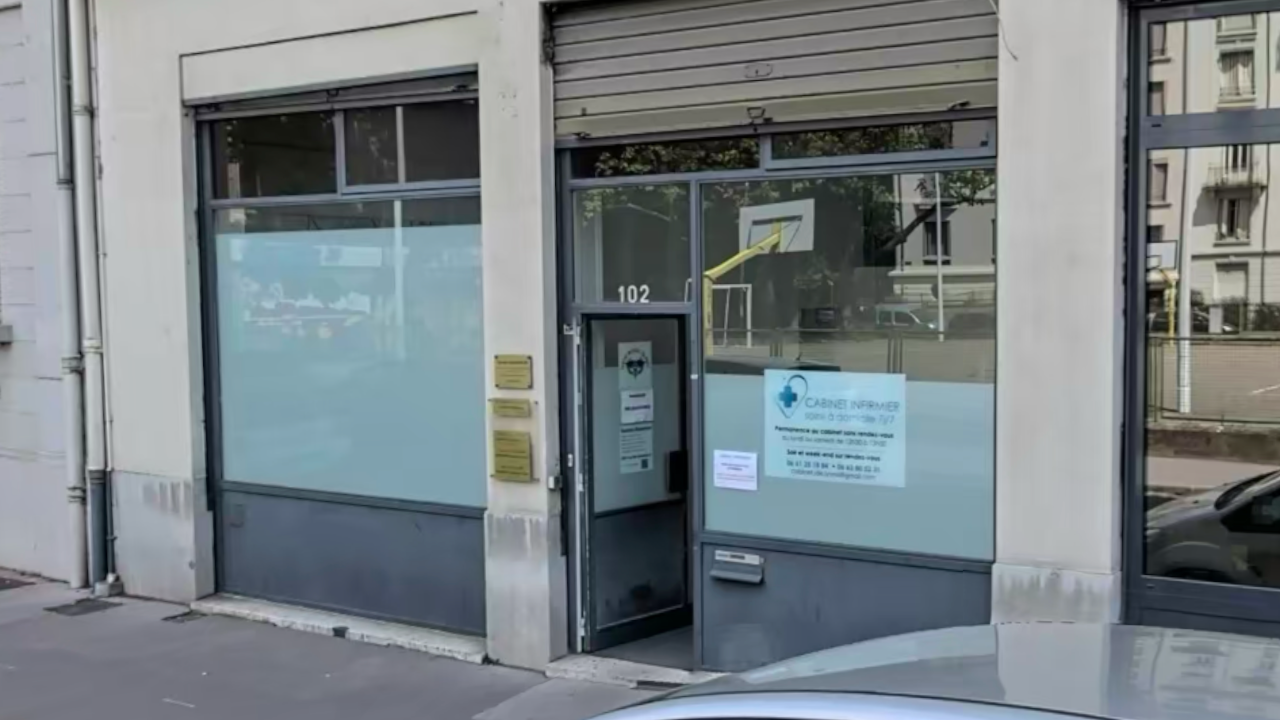 un médecin mis en examen pour des infractions sexuelles, son cabinet sous scellés