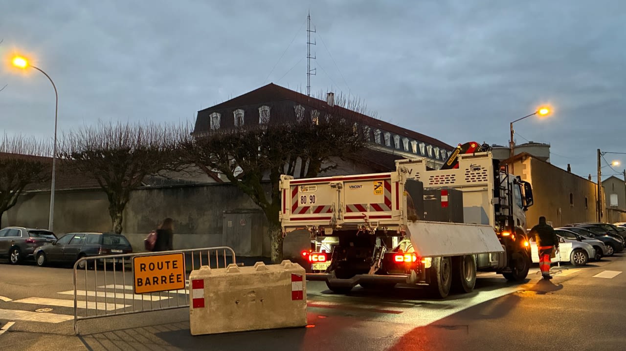 Les services de la mairie de Châteauroux ont installé des plots en béton ce jeudi matin, en prévision de la manifestation des agriculteurs, cet après-midi. Ici, devant la cité administrative, boulevard George-Sand.
