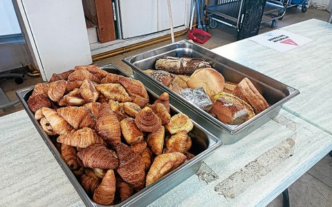 Environ 8 000 viennoiseries et denrées alimentaires sont récoltées par Les Hôtels Solidaires pour être redistribuées aux personnes dans le besoin.