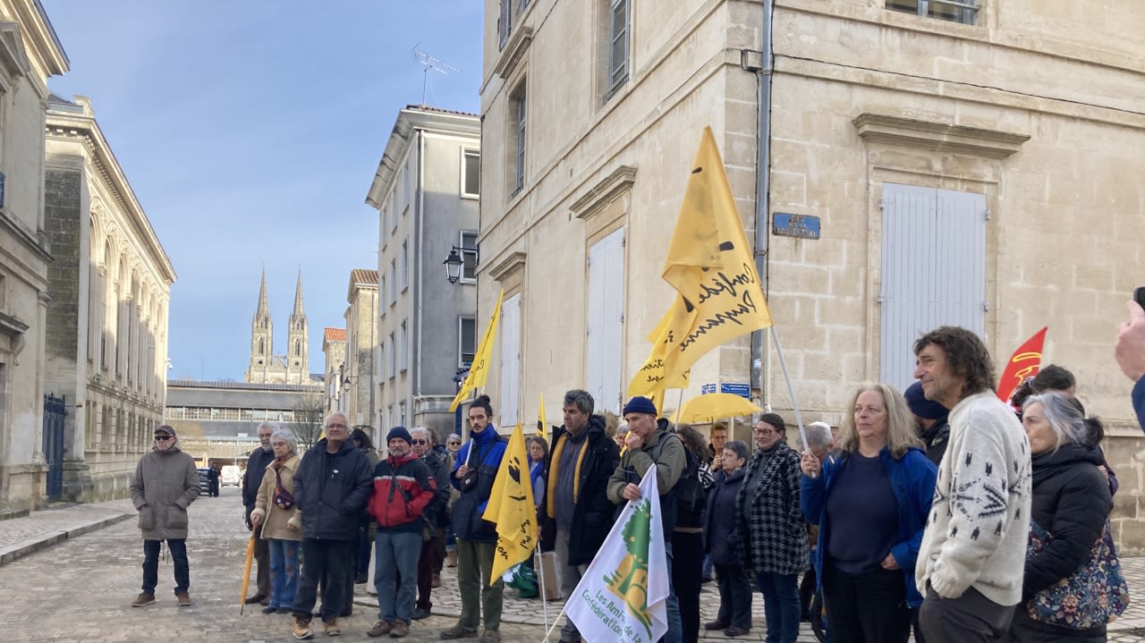 Une trentaine de manifestants sont rassemblés à Niort, jeudi, vers 12 h.