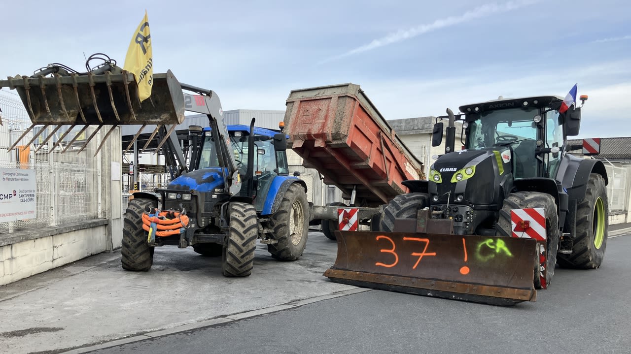 L’accès au dépôt pétrolier de Saint-Pierre-des-Corps est totalement barré par deux tracteurs depuis 13 h 30.