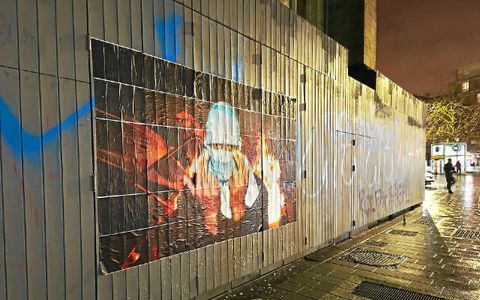 La photo a été collée sur le kiosque de la place Sainte-Anne juste avant les feux d'artifice.