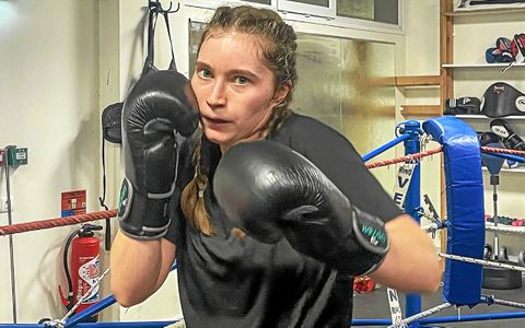 Ancienne championne de France de karaté, Andrea Le Bouhellec, combattante de 23 ans, s’entraîne au KFB Boxing Club Briochin.