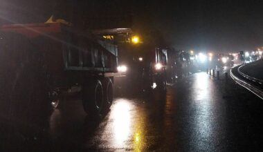 « Nous ne nous interdisons rien » : des agriculteurs des Côtes-d’Armor mobilisés ce dimanche soir, provoquant des bouchons sur la RN12 [En images]