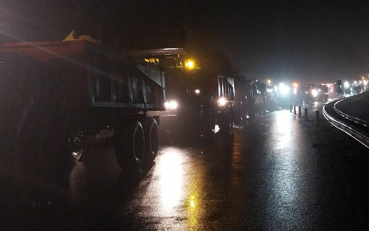 « Nous ne nous interdisons rien » : des agriculteurs des Côtes-d’Armor mobilisés ce dimanche soir, provoquant des bouchons sur la RN12 [En images]