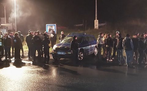 Une soixantaine d’agriculteurs et une cinquantaine de tracteurs étaient présents au rond-point de Kernilien, à Plouisy près de Guingamp.