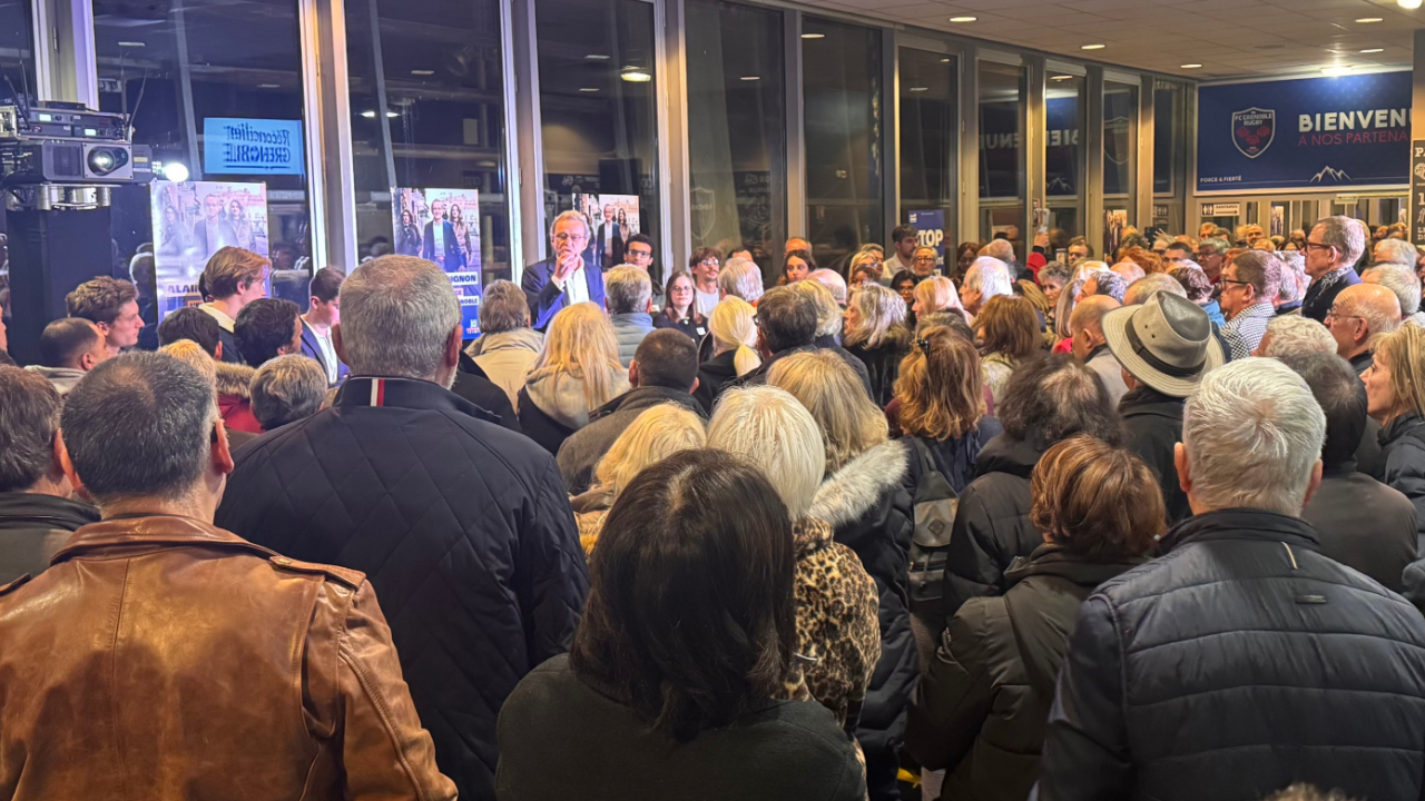 Alain Carignon rassemble 1200 personnes au Stade des Alpes