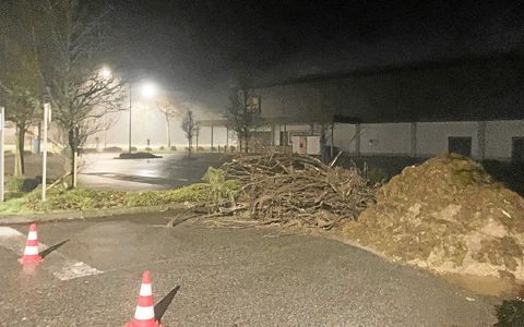 L’accès au parking du Lidl de Landerneau a été bloqué avec des branchages et des déchets agricoles.