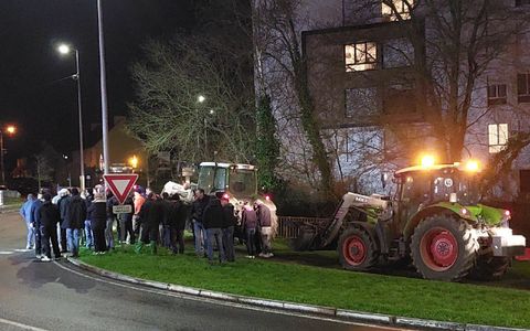 Une vingtaine de tracteurs sont mobilisés à l’occasion d’une manifestation d’agriculteurs à Morlaix, ce lundi soir.