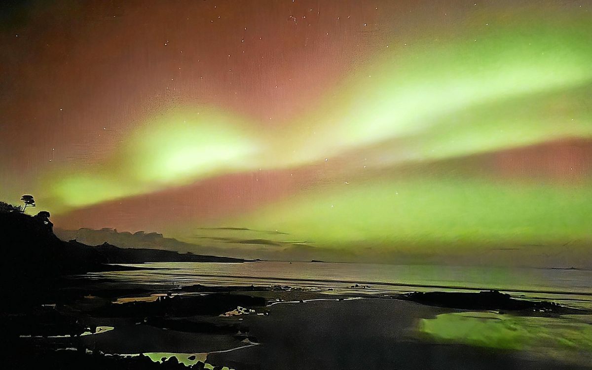 Tempête solaire : des aurores boréales ont embrasé le ciel breton dans la nuit de lundi à mardi [En images]