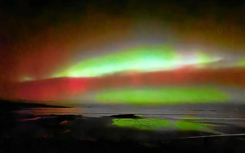 De magnifiques lumières au-dessus de la plage de Plougasnou, à Saint-Jean-du-Doigt (29).