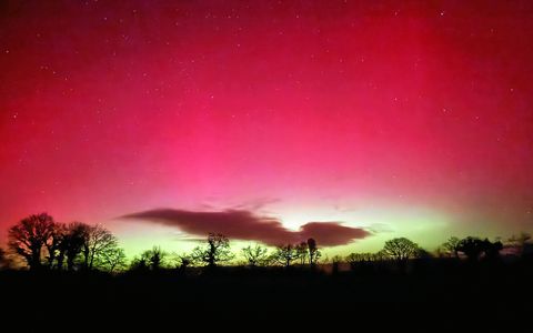 Des aurores boréales immortalisées dans le ciel du Cloître-Pleyben (29), lundi, entre 23 h et 23 h 30.