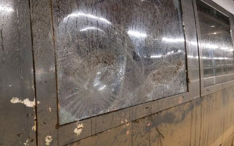 Intacte à l’extérieur, la vitre a bien explosé à l’intérieur de la rame.