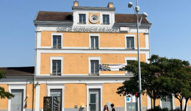 un homme ivre et incontrôlable s'en prend aux pompiers qui lui viennent en aide