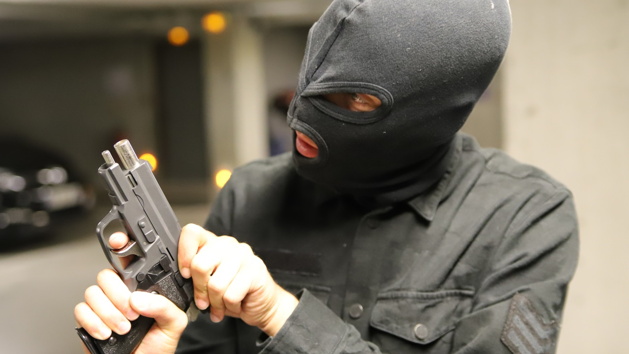 un jeune homme reçoit deux balles dans la jambe