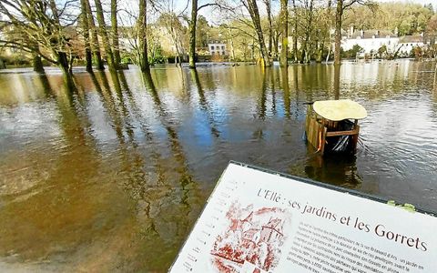 En amont du centre-ville, l’Ellé ressemble à un lac.