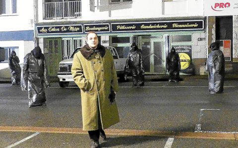 Alexis Manenti (Louis, dans le film) entouré d’êtres tels des vampires qui entrent dans les rêves pour s’alimenter.