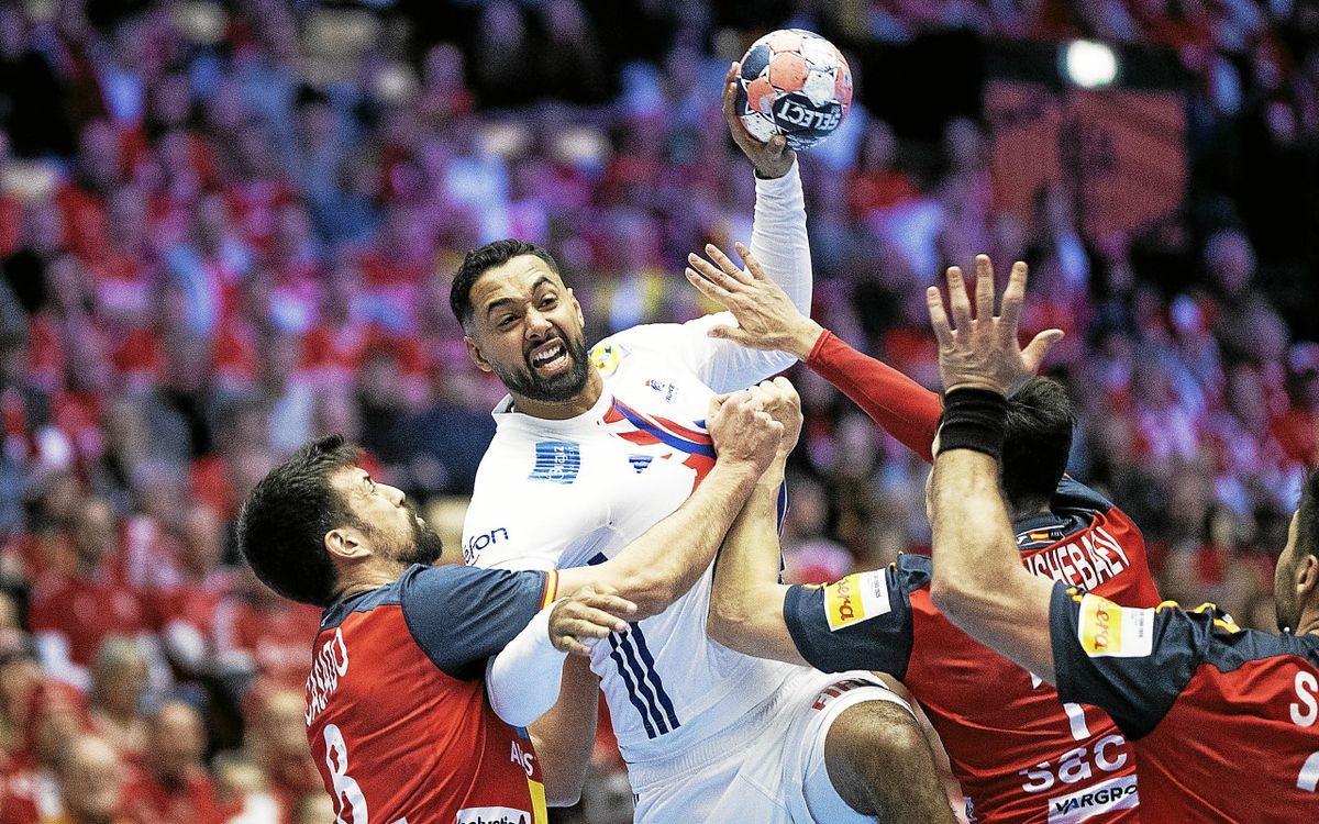 Malmenée par l’Espagne, l’équipe de France de handball contrainte de battre l'Allemagne pour continuer sa route à l’Euro