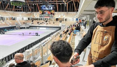 « Se faire coiffer en tribunes, c’est génial » : un barbier travaille avec vue sur court à l’Open de tennis de Quimper… dans les gradins !