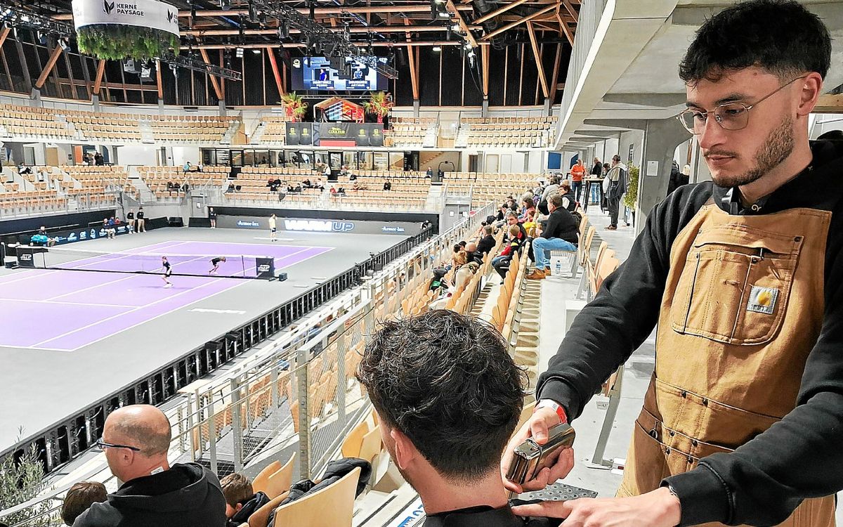 « Se faire coiffer en tribunes, c’est génial » : un barbier travaille avec vue sur court à l’Open de tennis de Quimper… dans les gradins !