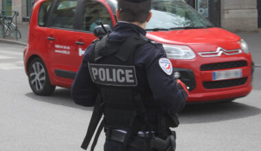 vêtus de noir et le visage dissimulé, deux hommes suspects se font repérer aux abords d'un marchand d'or de la Presqu'île