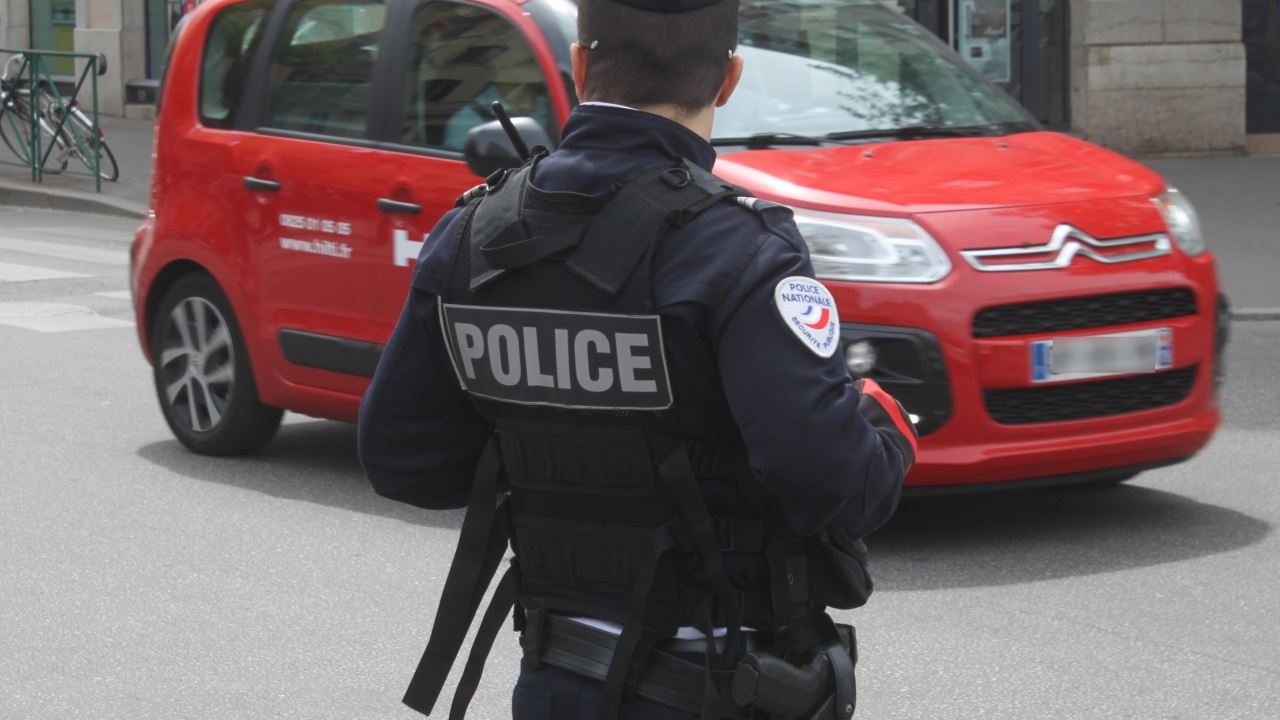 vêtus de noir et le visage dissimulé, deux hommes suspects se font repérer aux abords d'un marchand d'or de la Presqu'île