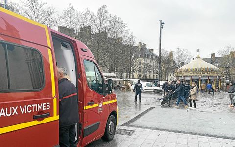 Une femme, blessée à la tête, a été prise en charge par les pompiers.