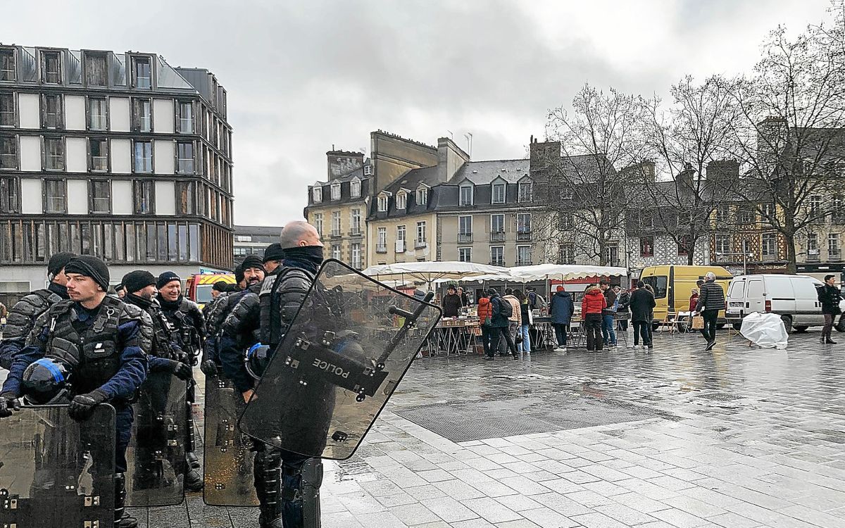 Des manifestants d’extrême gauche agressent des bouquinistes à Rennes