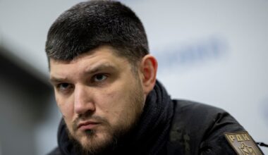 Le chef militaire russe anti-Poutine Denis Kapoustine lors d'une conférence de presse à Kiev (Ukraine), le 21 mars 2024.