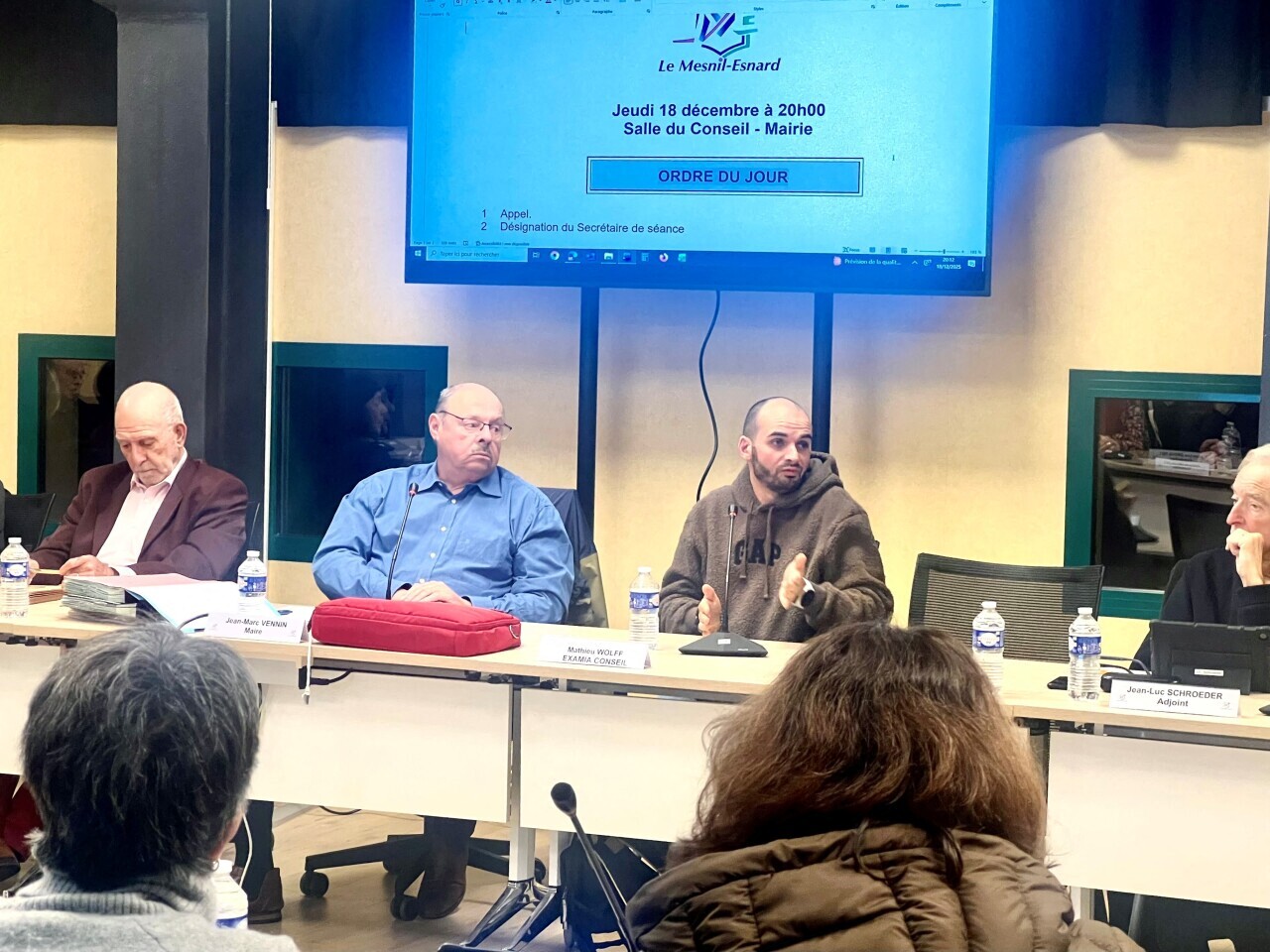 Des agents en combinaison vont intervenir sur le site de l'ancienne caserne des pompiers près de Rouen