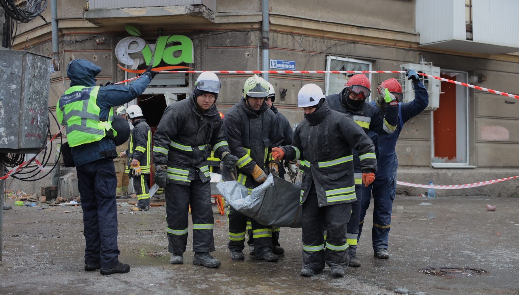 Au moins 12 morts dans une vague de frappes russes en Ukraine