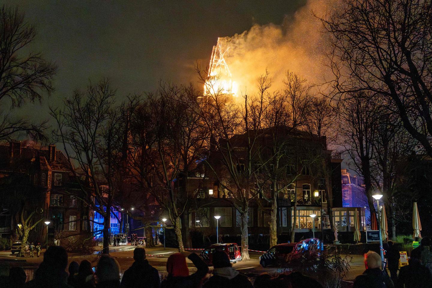 Aux Pays-Bas, un incendie ravage une église d’Amsterdam lors d’un Nouvel An mouvementé