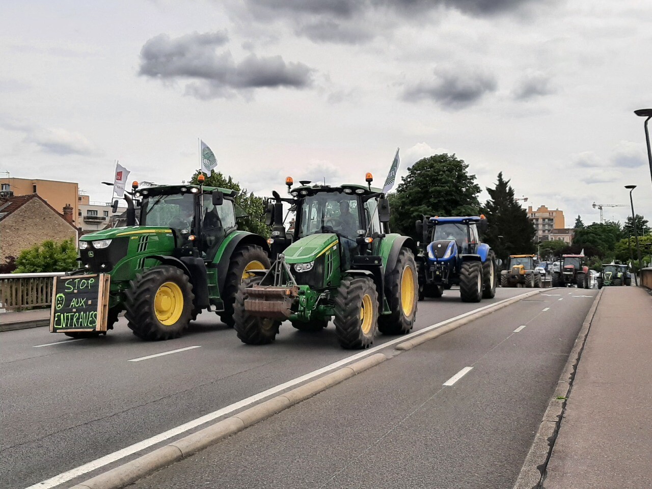 ce mardi, les agriculteurs vont rejoindre Paris par l'autoroute pour manifester leur colère