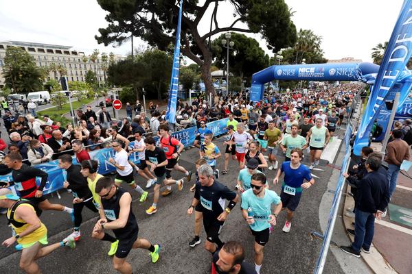 Le semi-marathon  de Nice sur la Promenade des Anglais le 27 avril 2025. 