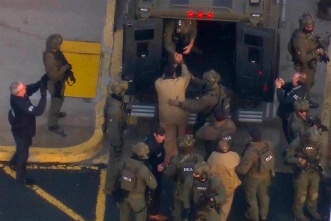 Photo tirée d’une vidéo montre des agents fédéraux aidant le président vénézuélien Nicolas Maduro et son épouse, Cilia Flores, à monter dans un véhicule blindé alors qu’ils se rendent au tribunal fédéral de Manhattan, à New York, le 5 janvier 2026.