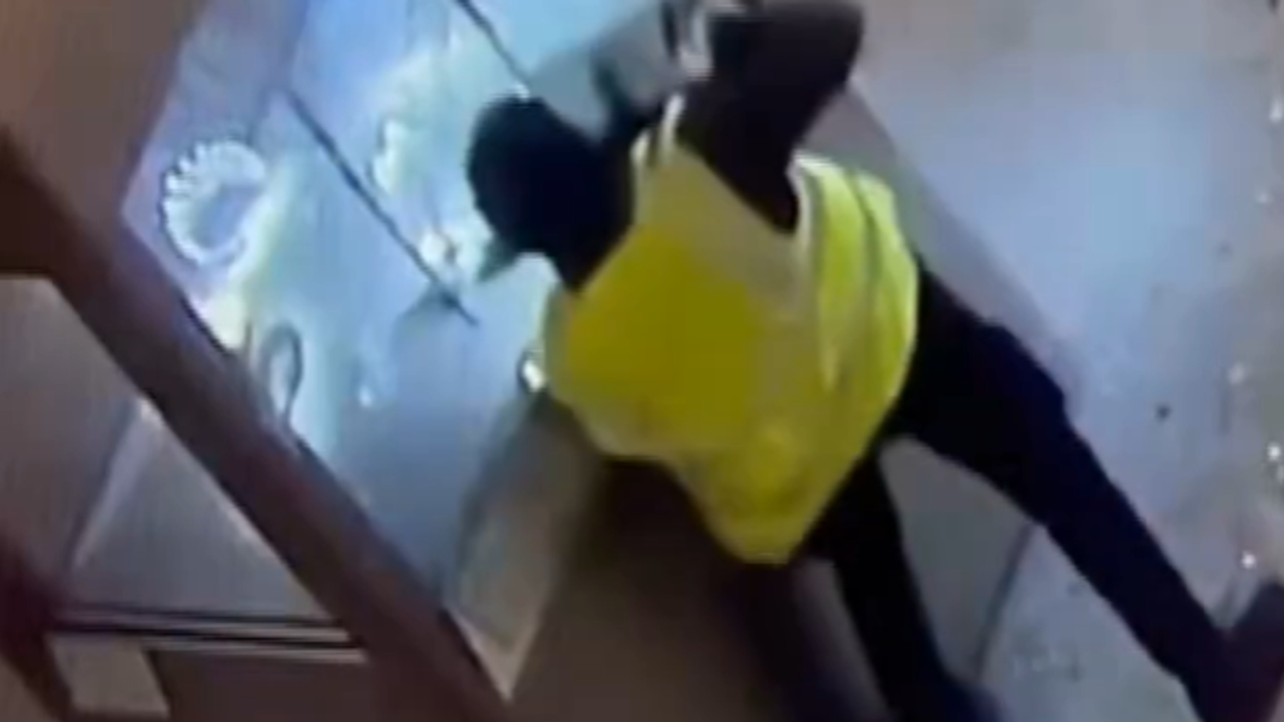 TF1 dévoile pour la première fois les images du casse du Louvre dans le musée