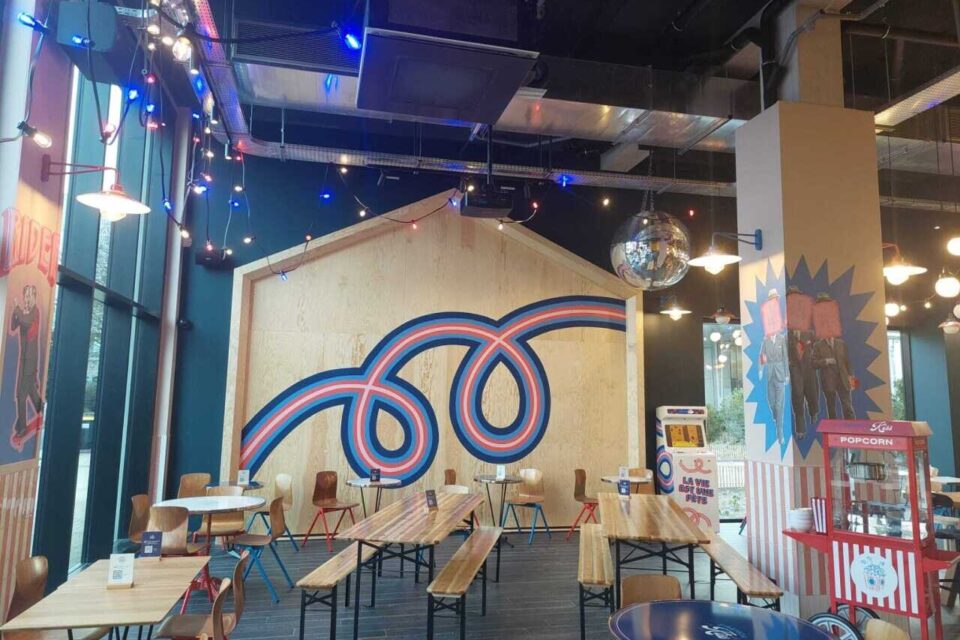 Le restaurant peut accueillir jusqu'à 110 couverts.