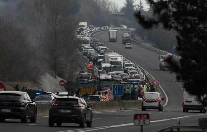 Les bouchons se forment sur l’A63 derrière les agriculteurs qui manifestent contre la gestion de la crise qui touche leur profession par le gouvernement, près de Toulouse, le 7 janvier 2026.
