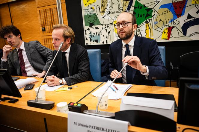 Le président de la commission d’enquête consacrée à l’audiovisuel public, Jérémie Patrier-Leitus (à droite), et son rapporteur, Charles-Henri Alloncle (au centre), à l’Assemblée nationale, à Paris, le 25 novembre 2025.