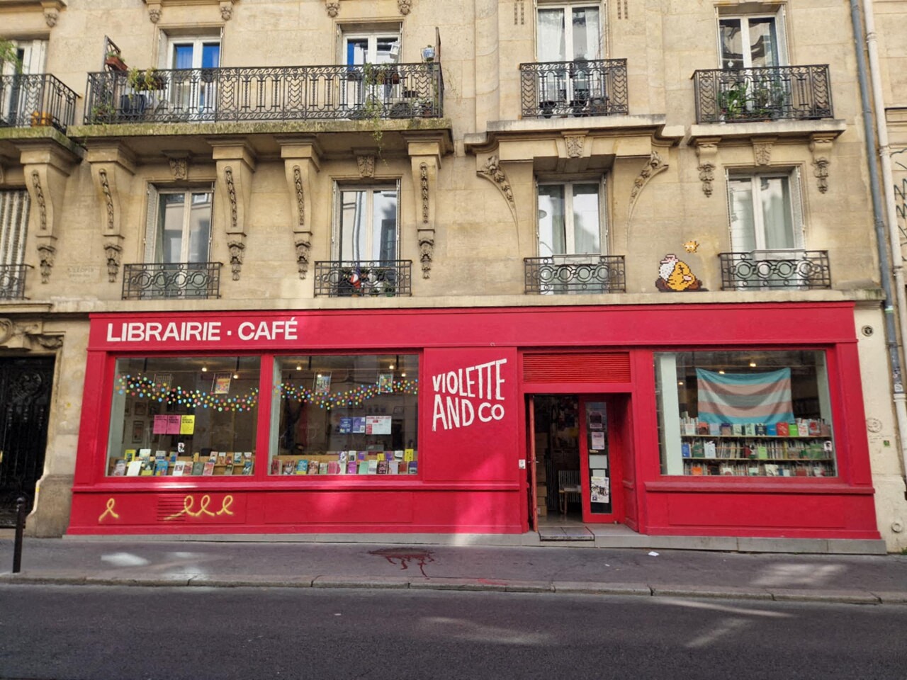 à Paris, la vente d'un livre à l'origine d'une perquisition dans une librairie