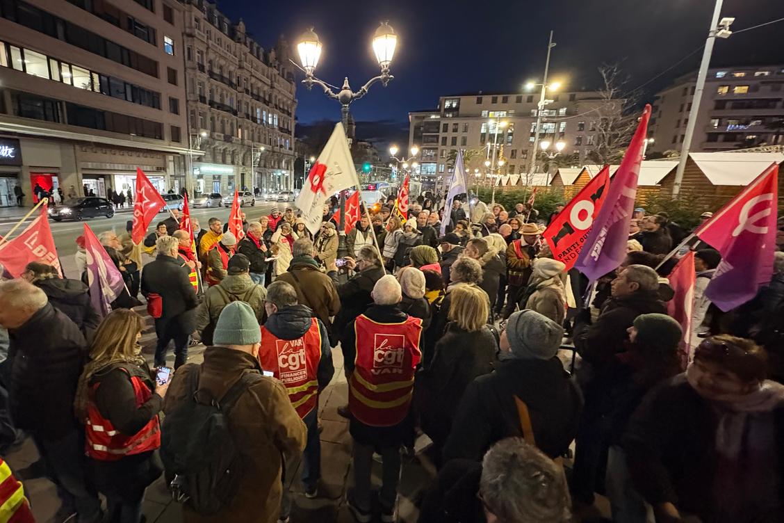 environ 150 manifestants solidaires du peuple vénézuélien réunis place de la Liberté à Toulon