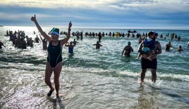 Trois cents courageux à l’eau pour le bain du Nouvel An à La Seyne ce samedi