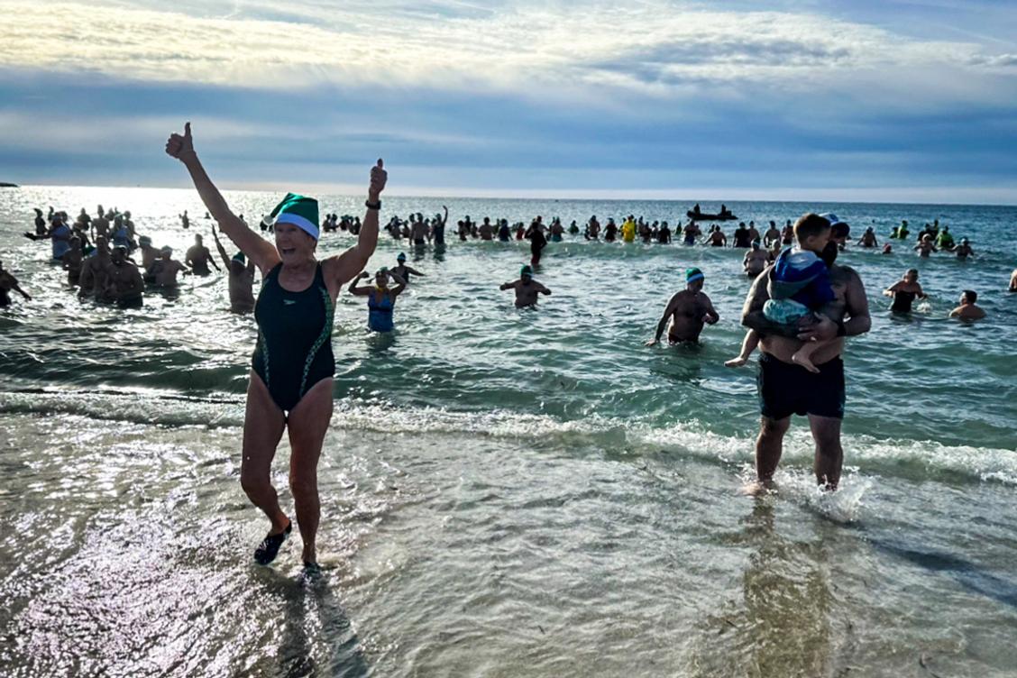 Trois cents courageux à l’eau pour le bain du Nouvel An à La Seyne ce samedi