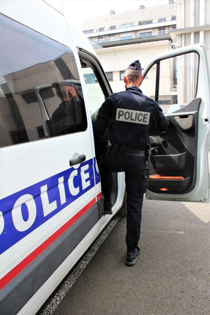 Rixe sanglante entre ados, squatteurs voleurs de bijoux et jardins rouverts… l’info à midi en Île-de-France